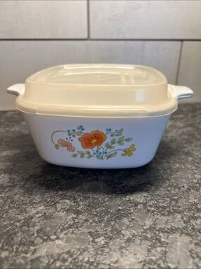 Corningware 2-3/4 cup casserole dish withWhite